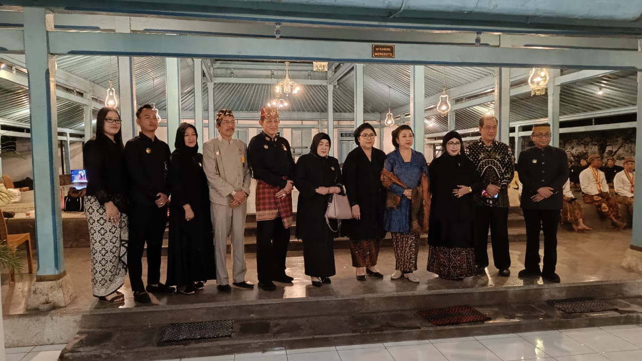 PYM SPDB Pangeran Edward Syah Pernong Bersama MAKN Melayat ke Keraton Surakarta Hadiningrat atas Wafatnya PB XIII