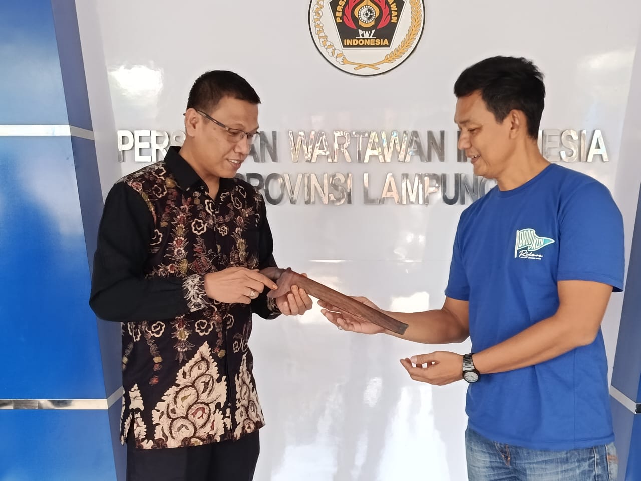 Kanjeng Andy Achmad Serahkan Badik Pagardewa kepada Ketua PWI Lampung, Wujudkan Misi Pelestarian Pusaka Lampung