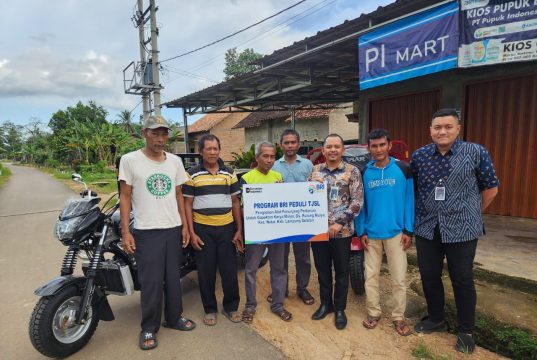 BRI Tanjung Karang Salurkan Bantuan BRI Peduli Dua Unit Motor Roda Tiga untuk Masyarakat Desa Rulung Mulya