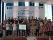 BRI Kantor Cabang Teluk Betung Serahkan Apresiasi Desa BRILiaN kepada Desa Hanura