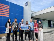 BRI Kanca Liwa Bersama BRILife Serahkan Santunan Asuransi Rp100 Juta kepada Ahli Waris Nasabah Meninggal Dunia