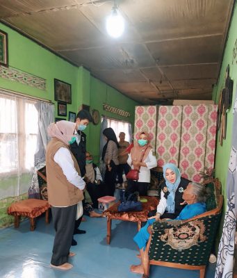 Pelayanan Kesehatan Door to Door bagi Warga Terdampak Banjir di Kelurahan Tanjung Karang